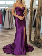 Lila Trägerloses gekreuztes gerafftes Satin Ballkleid mit Schlitz