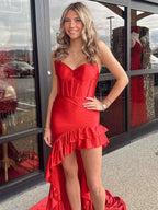 Vestido largo de graduación rojo satinado estilo sirena sin tirantes con volantes y cola