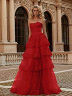 Vestido longo de baile tomara que caia com corpete de renda em camadas e saia de tule vermelha corte evasê