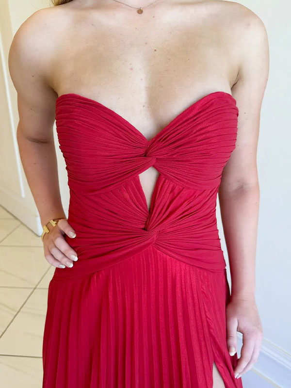Vestido de fiesta línea A amarillo sin tirantes con escote corazón plisado y abertura alta