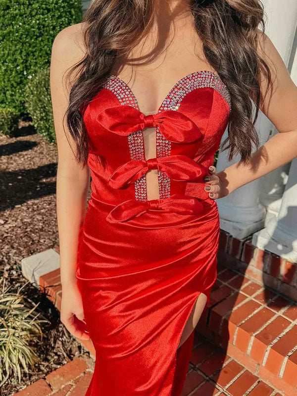 Vestido longo vermelho estilo sereia, tomara que caia, decote em V, laço, pregas, com fenda