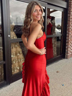 Vestido largo de graduación rojo satinado estilo sirena sin tirantes con volantes y cola