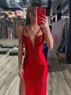 Robe de bal rouge sirène longue à col en V ornée de strass avec fente