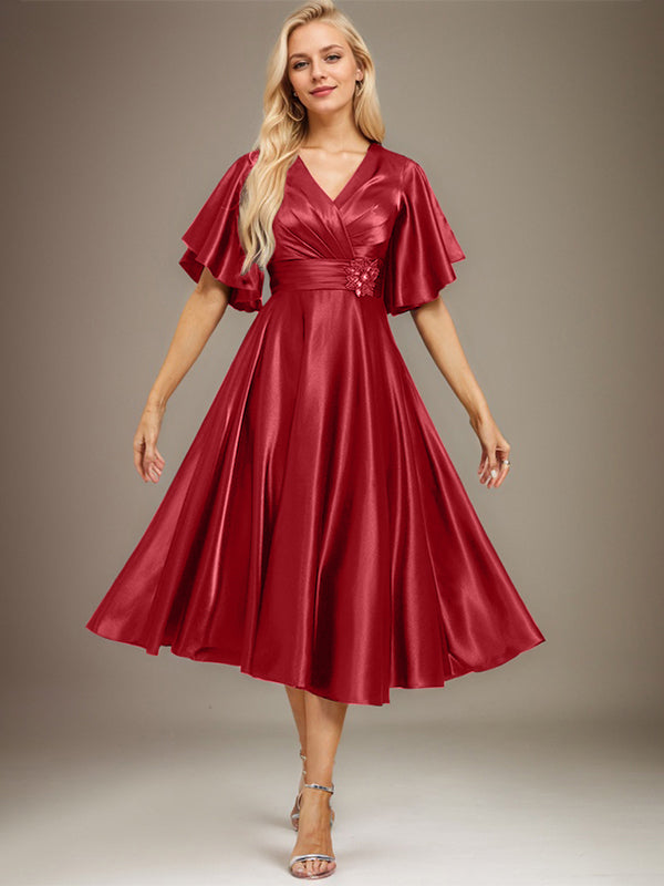 A-Linien V-Ausschnitt knielanges Stretch-Satin-Mutter-der-Braut-Kleid mit Perlen und Falten