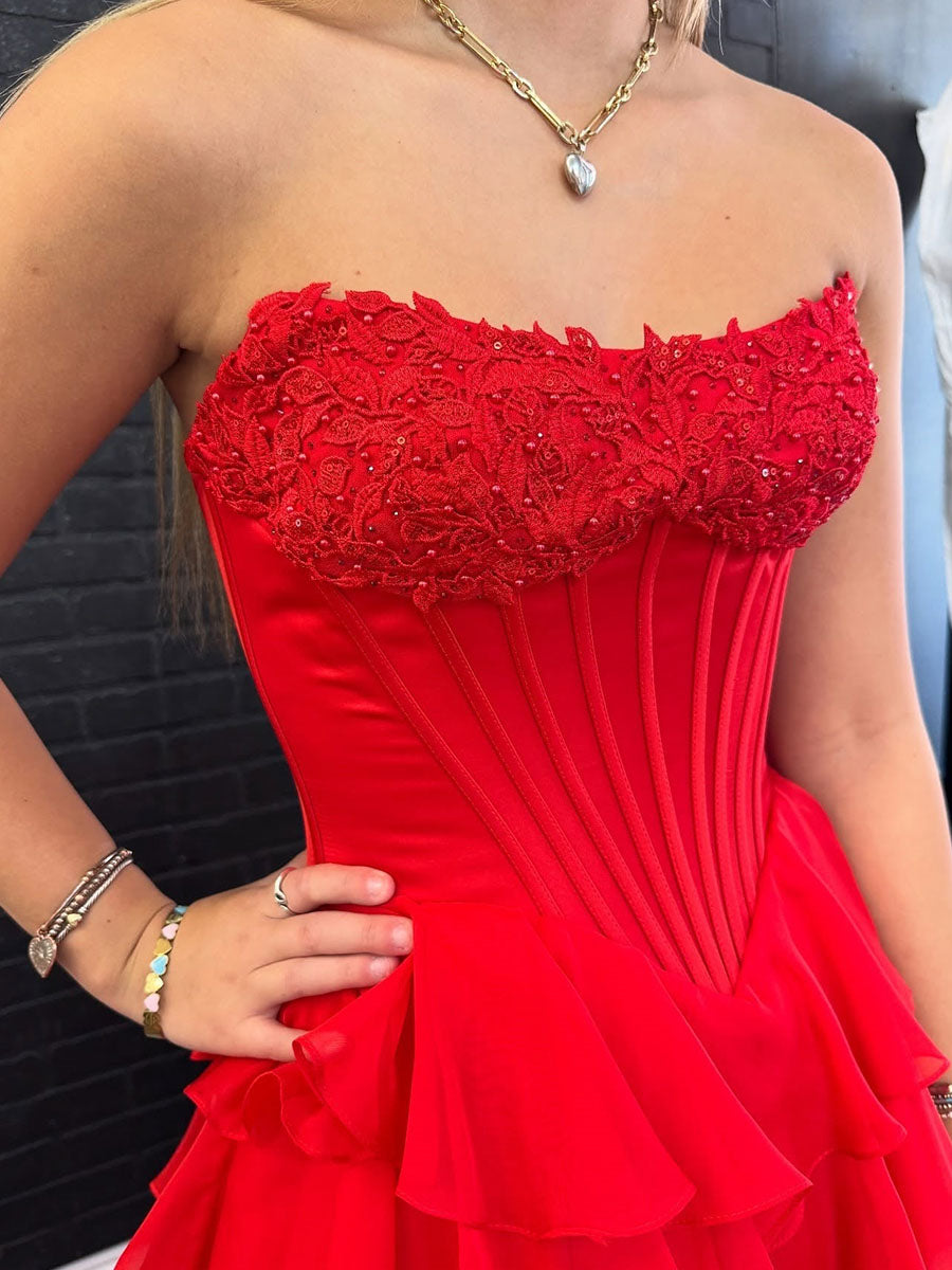 Robe de bal rouge longue ligne A sans bretelles avec volants en étages