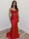 Robe de bal rouge sirène avec décolleté en trou de serrure et laçage dans le dos