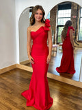 Vestido de fiesta sirena rojo con un hombro y tirante estructurado con volantes