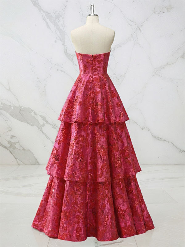 Vestido de baile vermelho tomara que caia com decote profundo, camadas e brocado