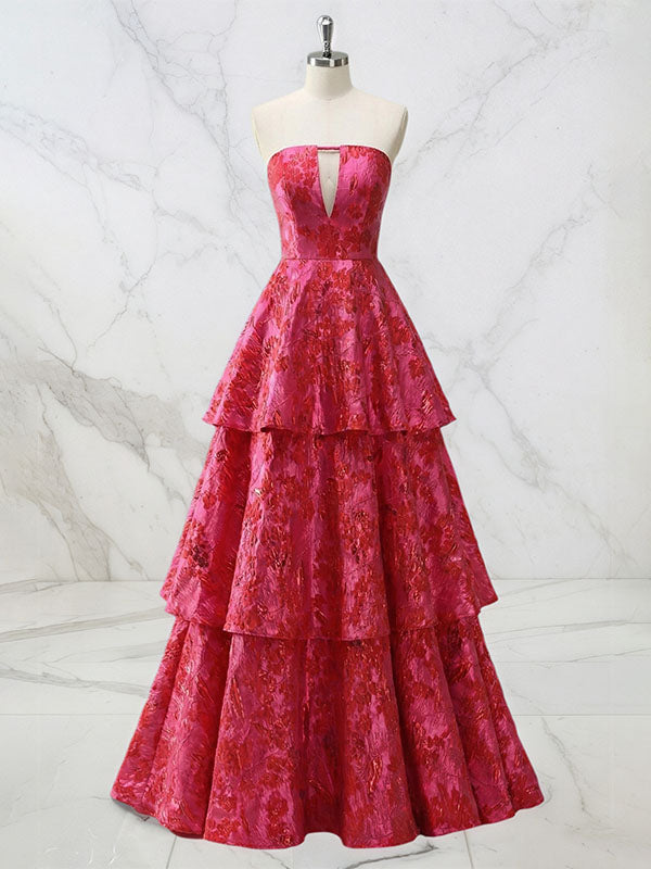 Vestido de baile vermelho tomara que caia com decote profundo, camadas e brocado