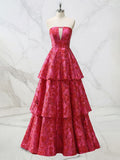 Vestido de baile vermelho tomara que caia com decote profundo, camadas e brocado