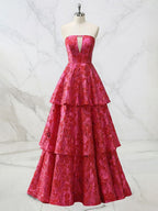 Vestido de baile vermelho tomara que caia com decote profundo, camadas e brocado