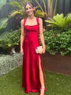 Vestido de graduación rojo de satén con cuello drapeado, tirantes anchos y abertura alta