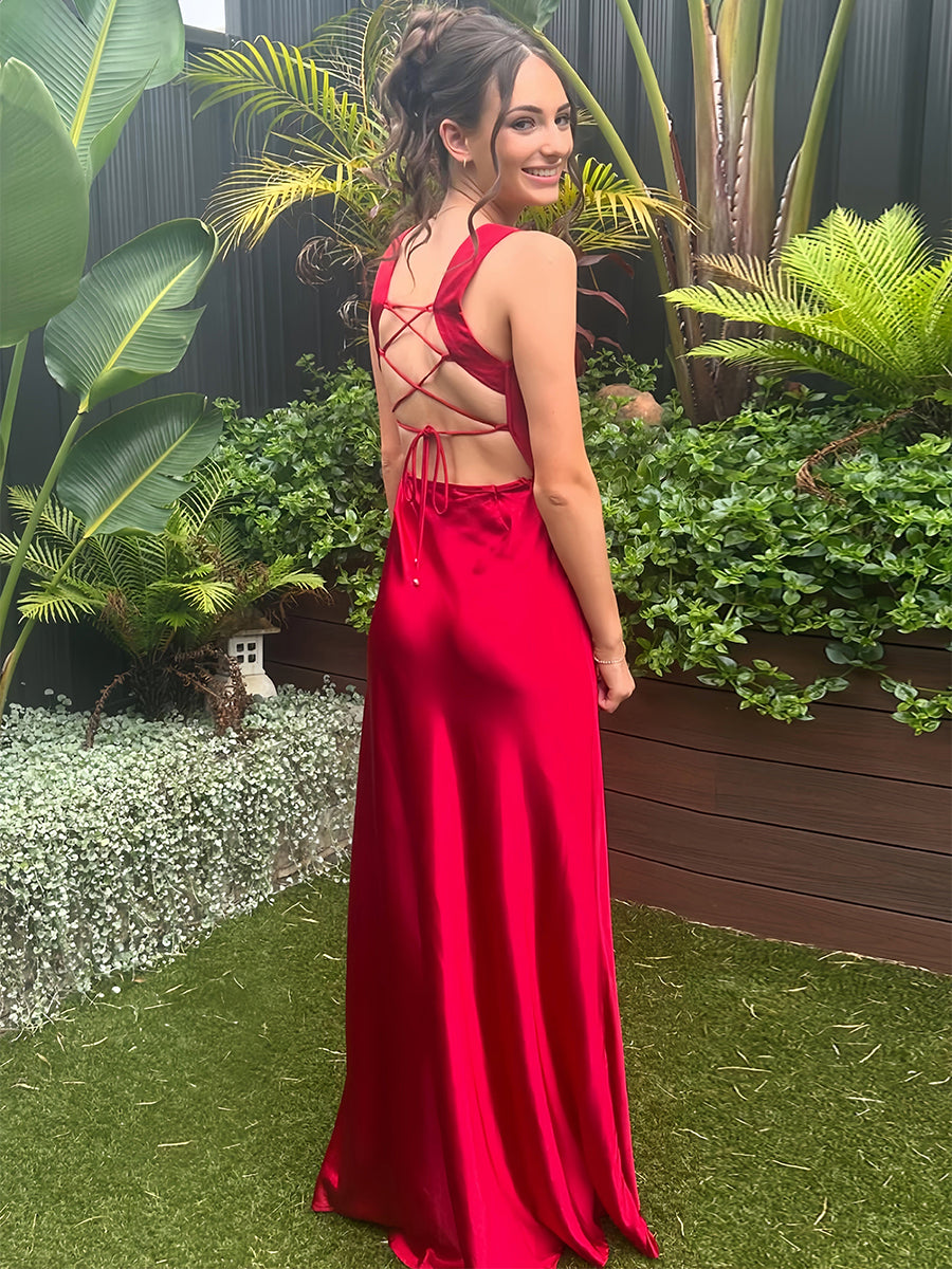 Vestido de graduación rojo de satén con cuello drapeado, tirantes anchos y abertura alta