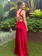 Vestido de graduación rojo de satén con cuello drapeado, tirantes anchos y abertura alta