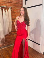 Robe de bal bustier rouge à fines bretelles en sequins avec fente haute
