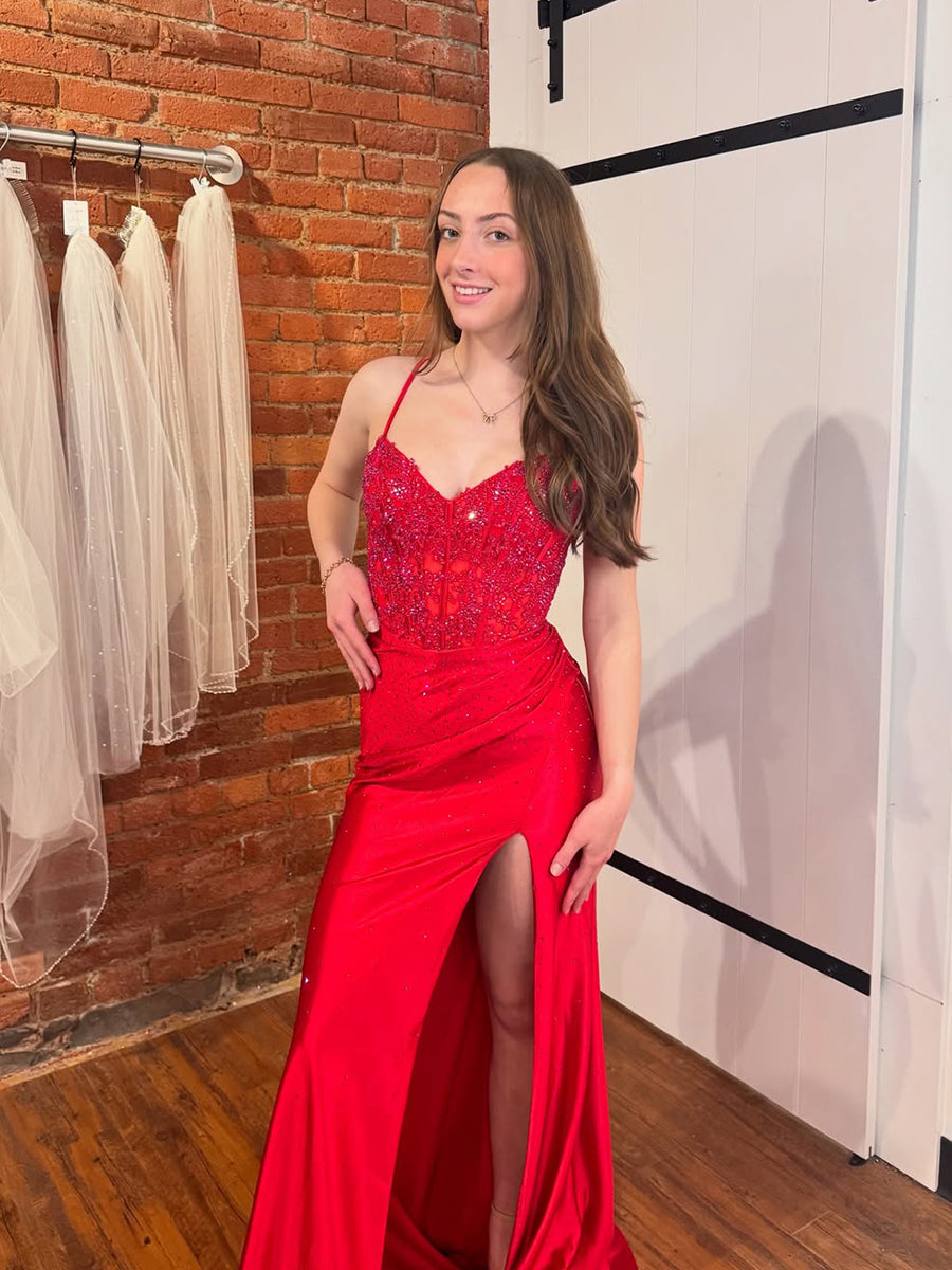 Robe de bal bustier rouge à fines bretelles en sequins avec fente haute