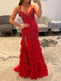 Abito lungo da sera rosso scintillante a sirena con scollo all'americana, balze e spacco