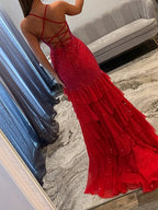 Abito lungo da sera rosso scintillante a sirena con scollo all'americana, balze e spacco