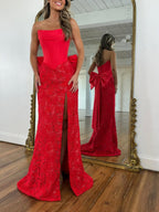Rotes trägerloses Satin-Korsett-Ballkleid mit Spitze und übergroßer Schleife
