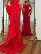 Rotes trägerloses Satin-Korsett-Ballkleid mit Spitze und übergroßer Schleife