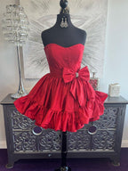 Vestido corto de regreso a casa satinado sin tirantes con corte en A y lazo
