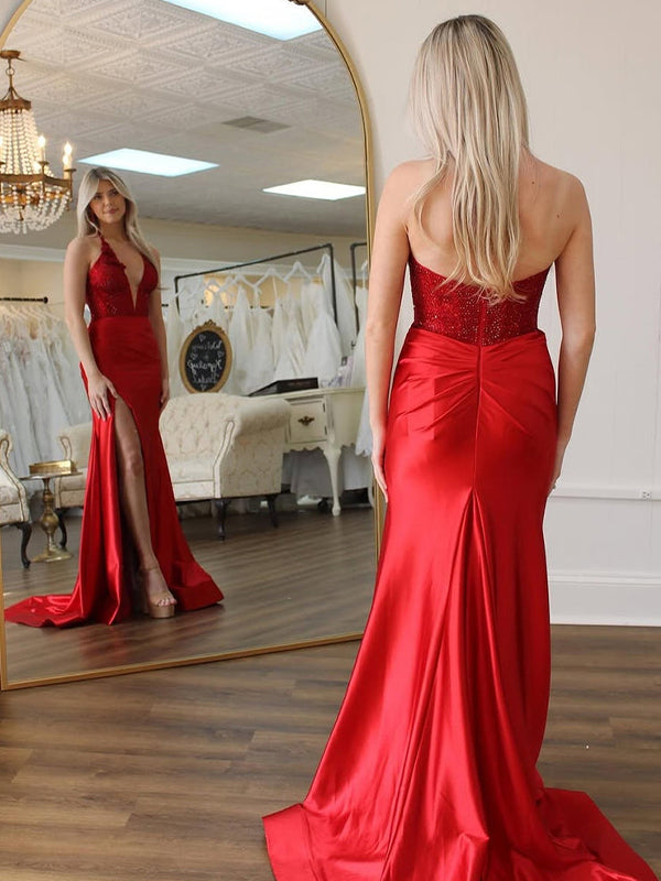 Vestido longo de baile vermelho sereia com decote halter, lantejoulas e cetim, com fenda