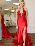 Vestido longo de baile vermelho sereia com decote halter, lantejoulas e cetim, com fenda