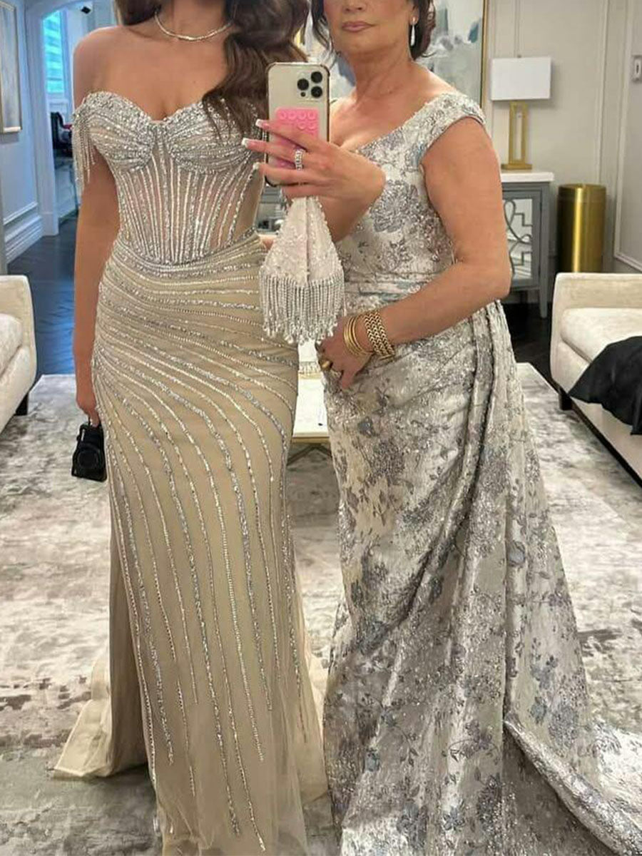 Abito da sera lungo in tulle con perline e spalline scoperte, decorato con paillettes a spirale
