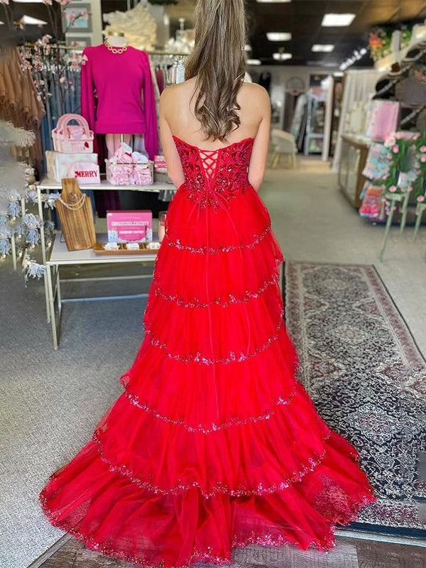 Vestido de baile vermelho deslumbrante tomara que caia A-line com cintura império, camadas, aplicações e fenda