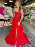 Vestido de baile vermelho deslumbrante tomara que caia A-line com cintura império, camadas, aplicações e fenda