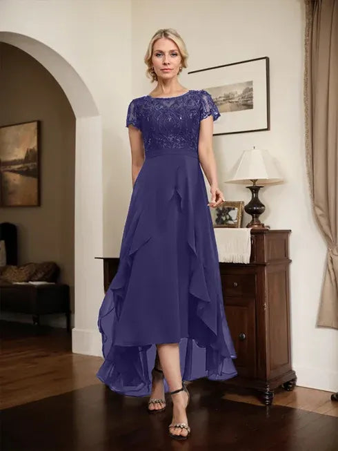 Robe mère de la mariée en chiffon et dentelle, ligne A, encolure dégagée illusion, asymétrique, avec nœud, volants et sequins