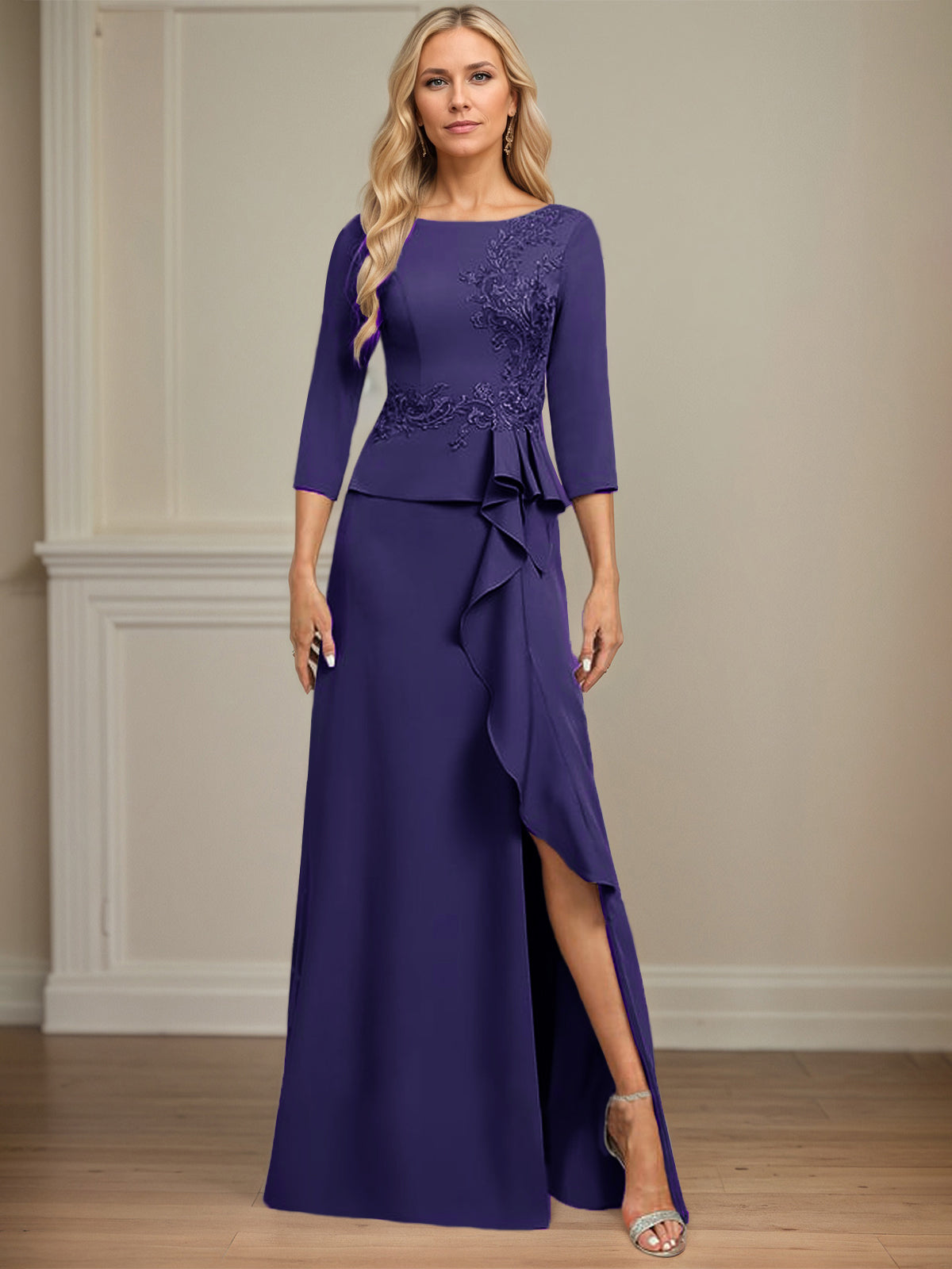 Eng anliegendes bodenlanges Kleid aus Stretch-Crêpe mit Rundhalsausschnitt, Säulenschnitt und kaskadierenden Rüschen-Applikationen