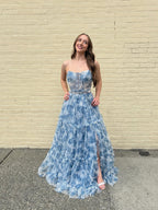 Robe de bal romantique bleue à fleurs, bustier à volants à étages