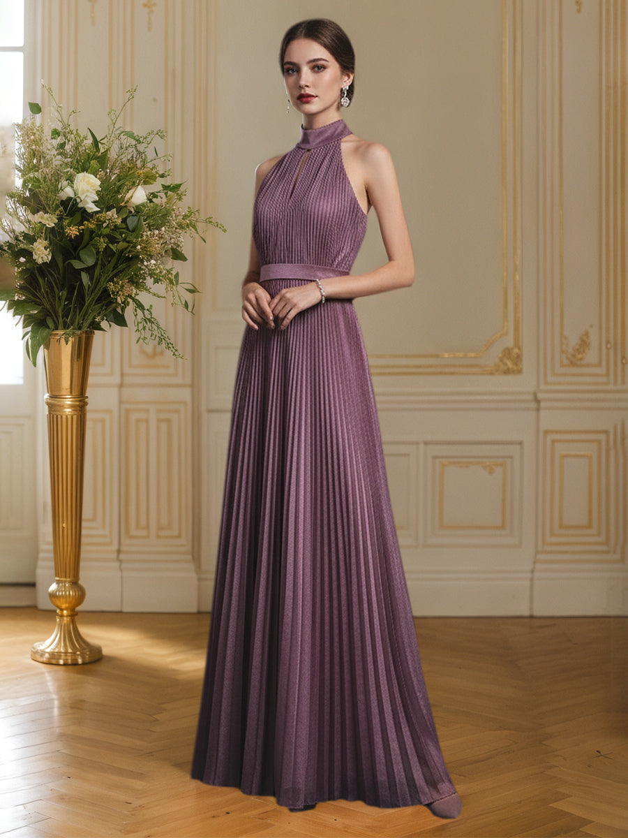 Vestido maxi clássico evasê com gola halter, sem mangas, plissado e recortes