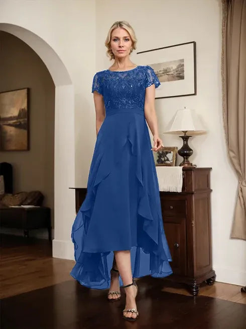 Robe mère de la mariée en chiffon et dentelle, ligne A, encolure dégagée illusion, asymétrique, avec nœud, volants et sequins