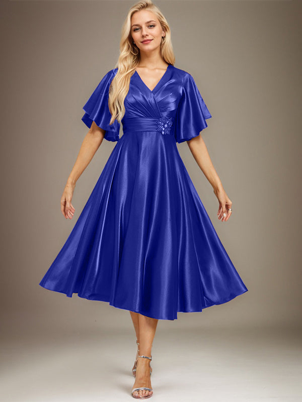 A-Linien V-Ausschnitt knielanges Stretch-Satin-Mutter-der-Braut-Kleid mit Perlen und Falten