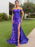 Abito da ballo lungo blu reale aderente con paillettes, scollato sulle spalle e con spacco