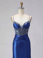 Robe de bal en satin bleu royal avec corset perlé et fente haute