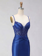 Robe de bal en satin bleu royal avec corset perlé et fente haute