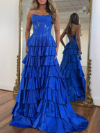 Vestido longo de baile azul royal tomara que caia com babados em camadas e fenda alta