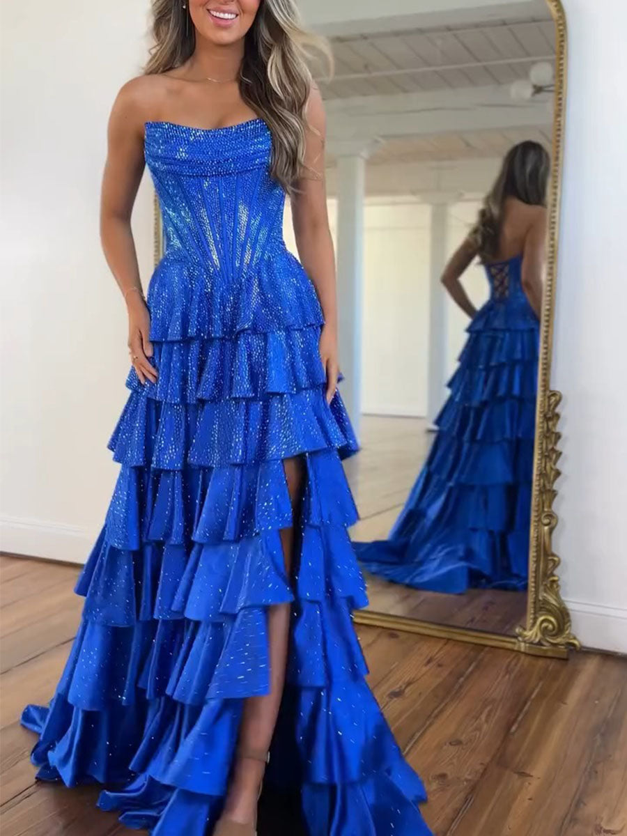 Vestido longo de baile azul royal tomara que caia com babados em camadas e fenda alta