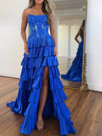 Vestido longo de baile azul royal tomara que caia com babados em camadas e fenda alta