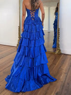Vestido longo de baile azul royal tomara que caia com babados em camadas e fenda alta