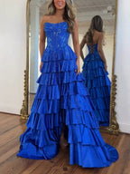 Vestido longo de baile azul royal tomara que caia com babados em camadas e fenda alta
