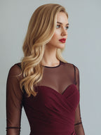 Vestido formal largo estilo sirena con escote ilusión fruncido y abertura