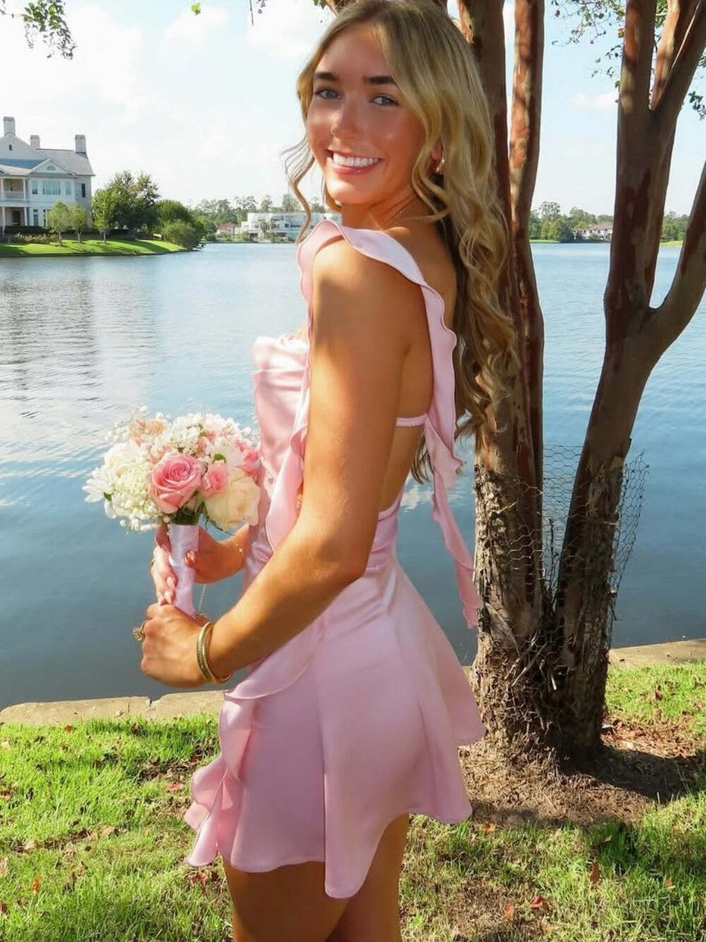 Robe courte de bal à bretelles volantées avec découpes