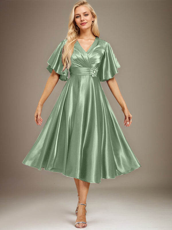 A-Linien V-Ausschnitt knielanges Stretch-Satin-Mutter-der-Braut-Kleid mit Perlen und Falten