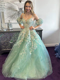 Vestido de baile em tule verde sálvia com glitter floral, mangas bufantes