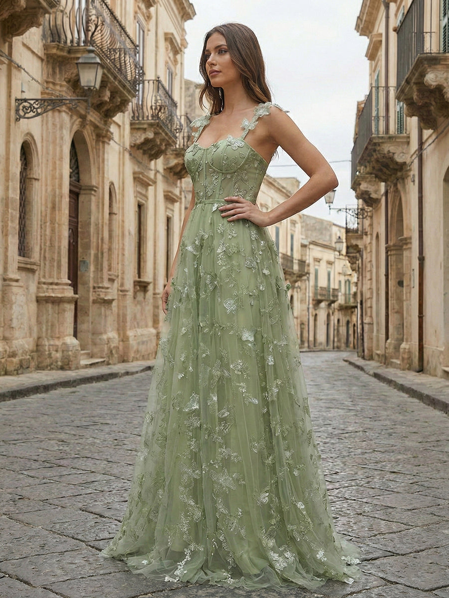 Vestido de baile com corpete em tule verde sálvia em A, decote coração e estampa de borboleta