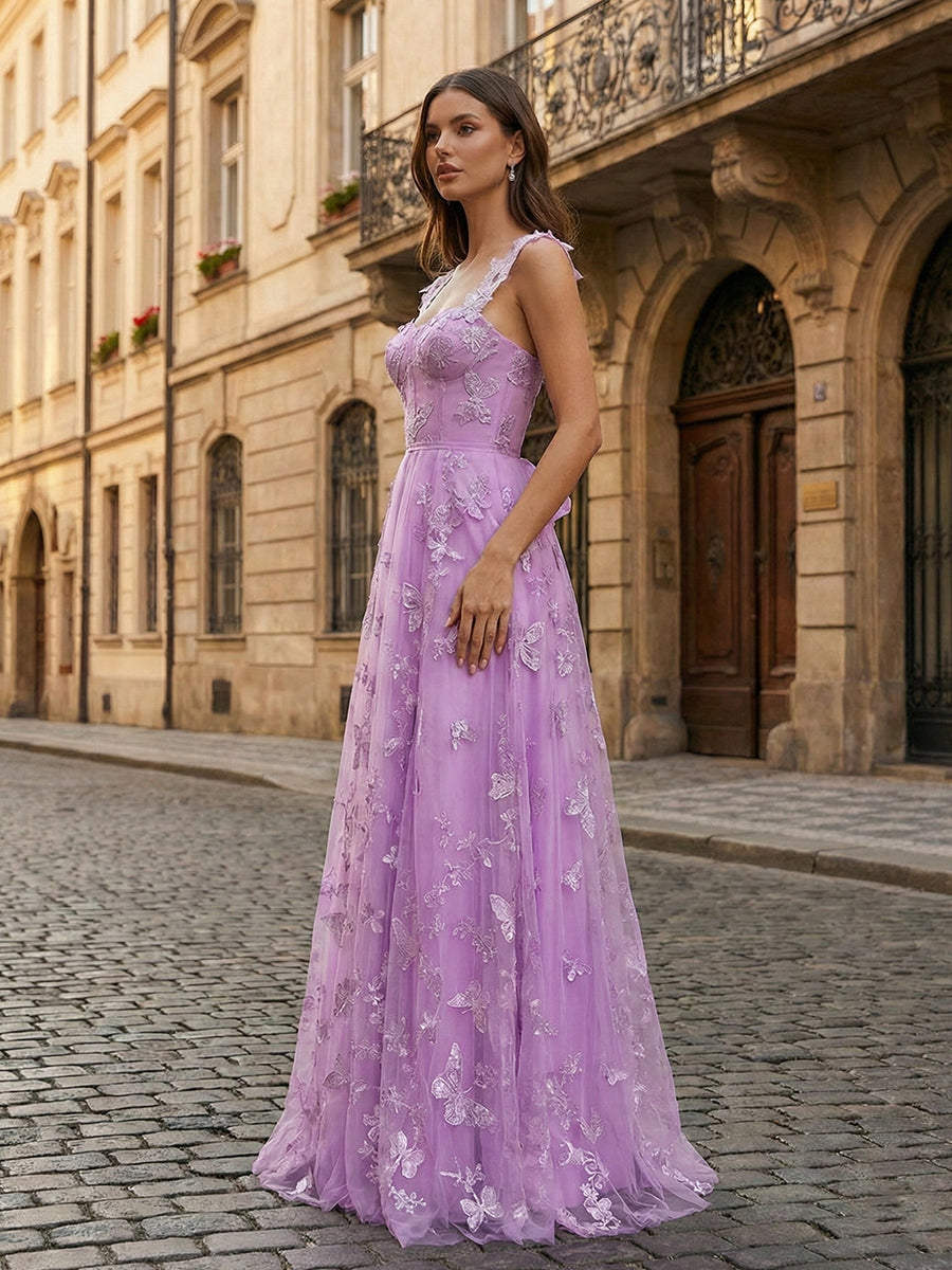 Vestido de baile com corpete em tule verde sálvia em A, decote coração e estampa de borboleta